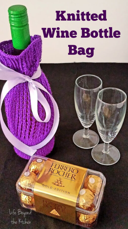 A Knitted Wine Bottle Bag to Give to Your Hosts
